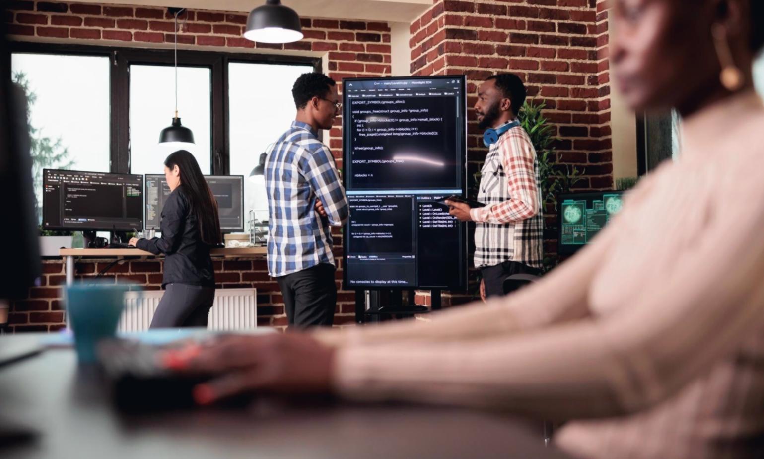 Équipe analysant des données sur ordinateur avec graphiques et visualisations