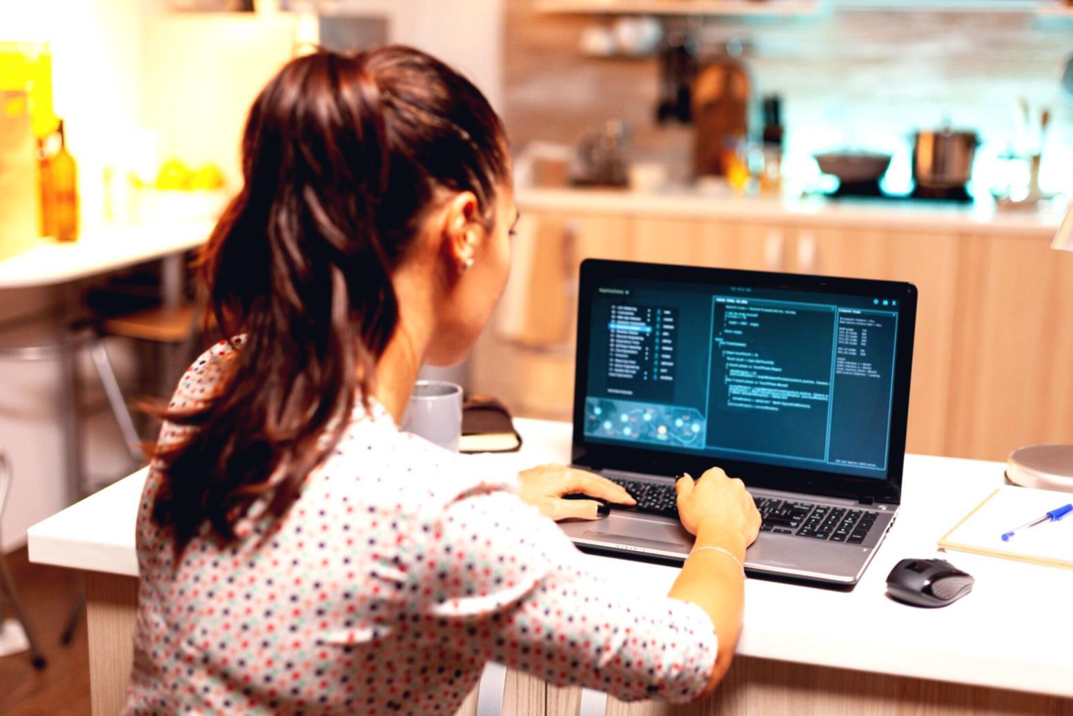 Analyse de données sur grand écran montrant des visualisations complexes et des tableaux de bord interactifs